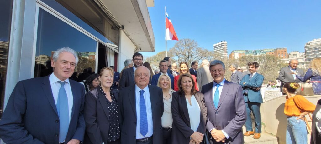 En la Embajada con sede en Argentina participando de la celebración del aniversario de la República de Chile