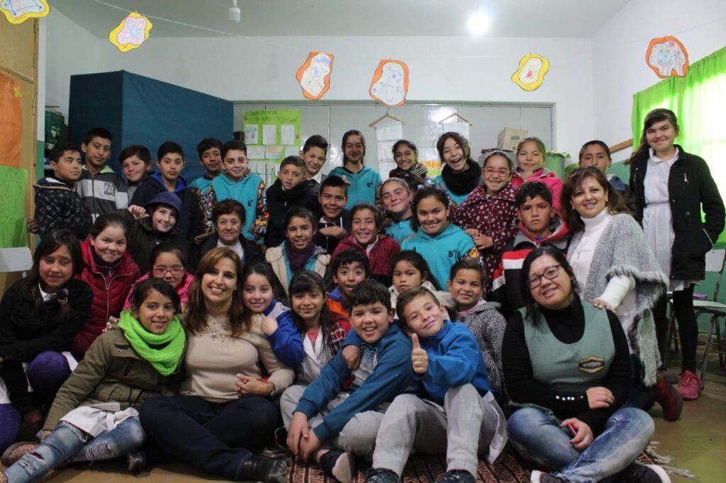 Visita a la escuela Bernardino Rivadavia de Deán Funes